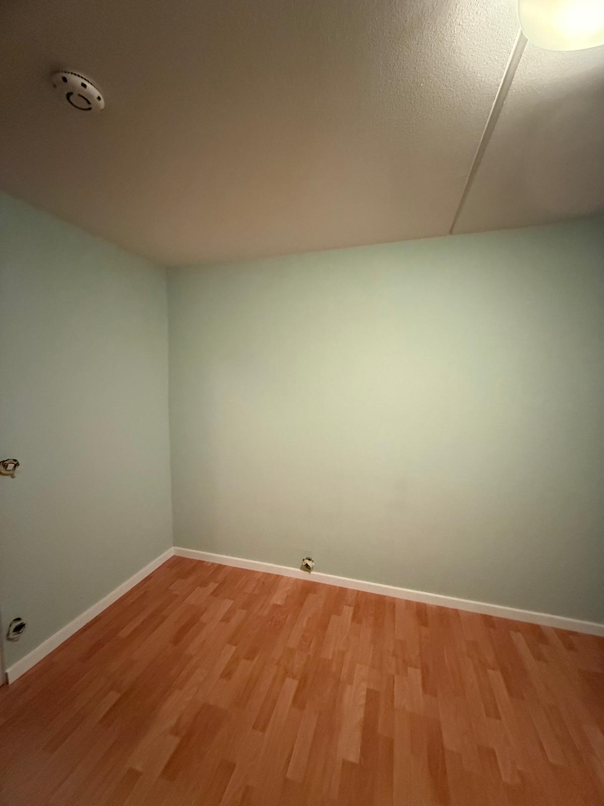 Fertig renoviertes Zimmer mit Laminat
