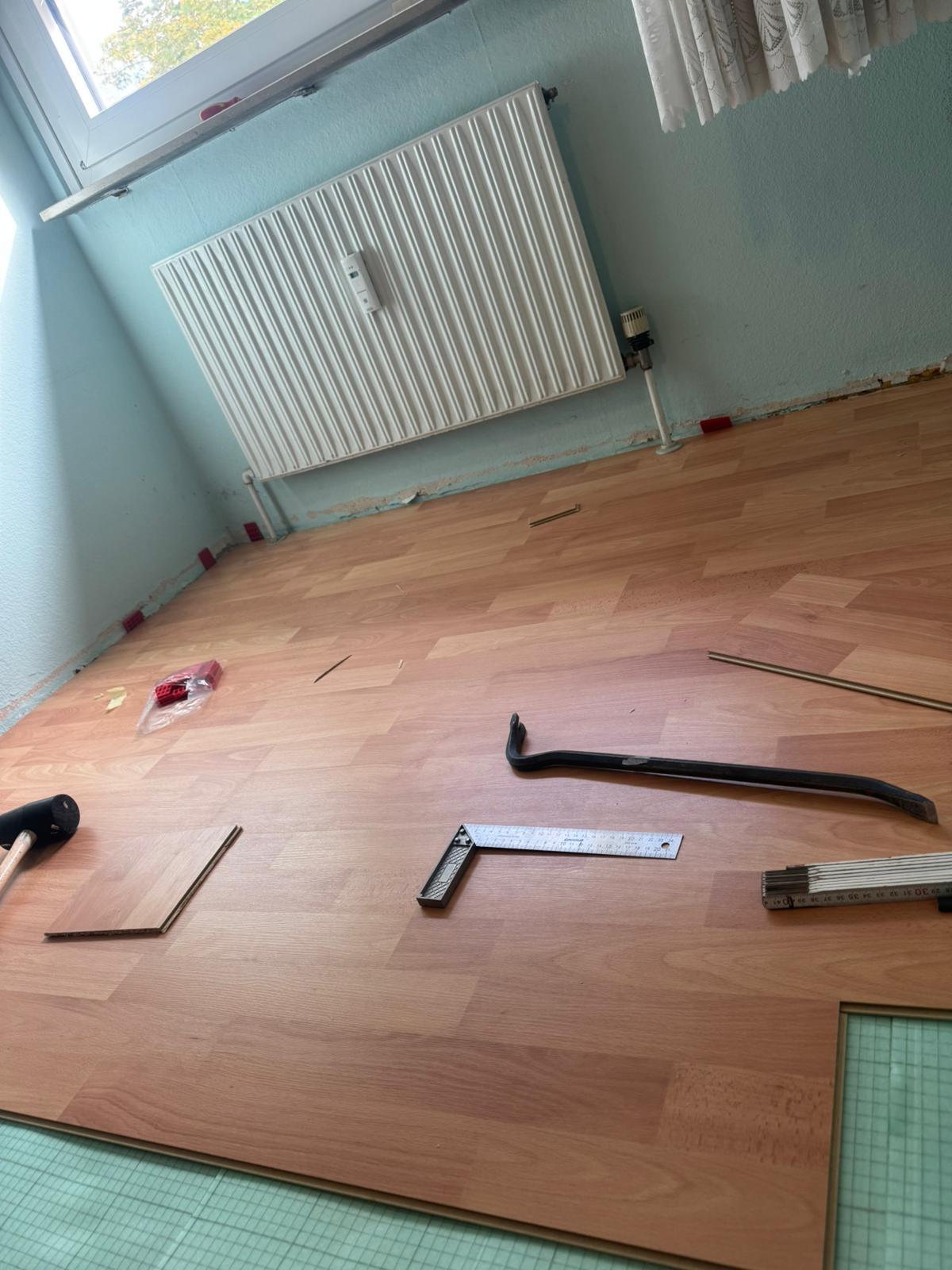 Laminat Verlegeprozess mit Werkzeug